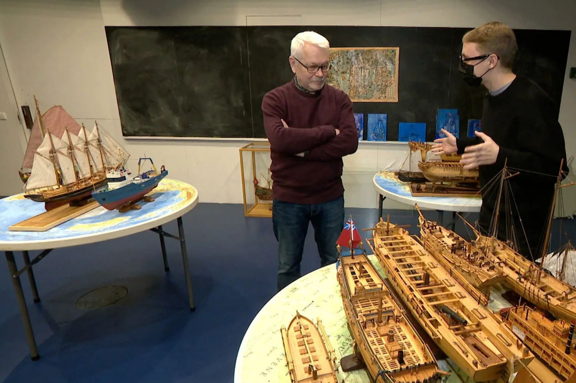 Мастер по созданию моделей кораблей Юрий Журба (слева). Автор скриншота и видео: ERR.