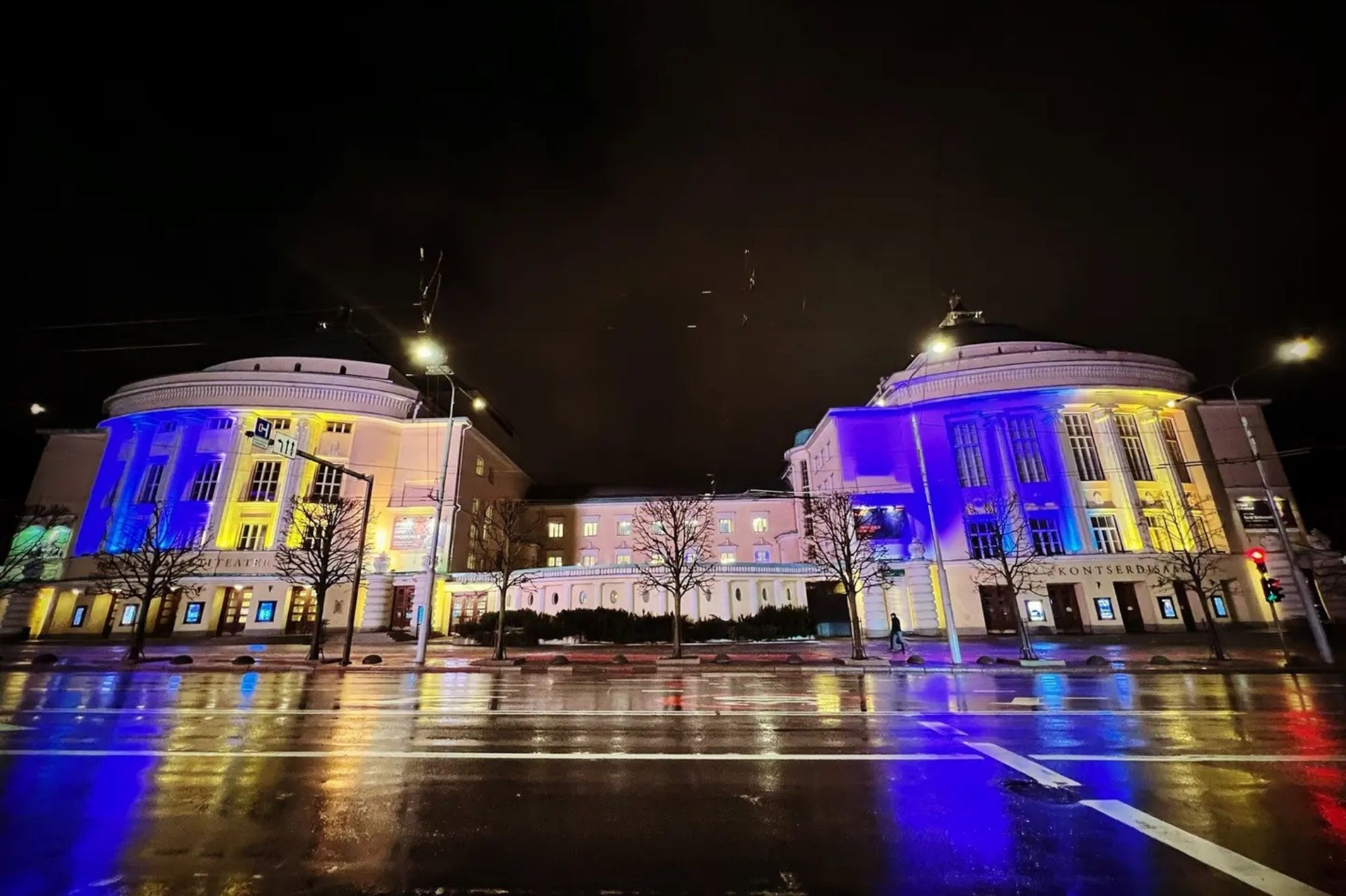 Телеканал ETV+ покажет благотворительный концерт со сбором средств для Украины. Национальная опера Национальная опера "Эстония" освещена цветами украинского флага. Автор: Pressimaterjalid.