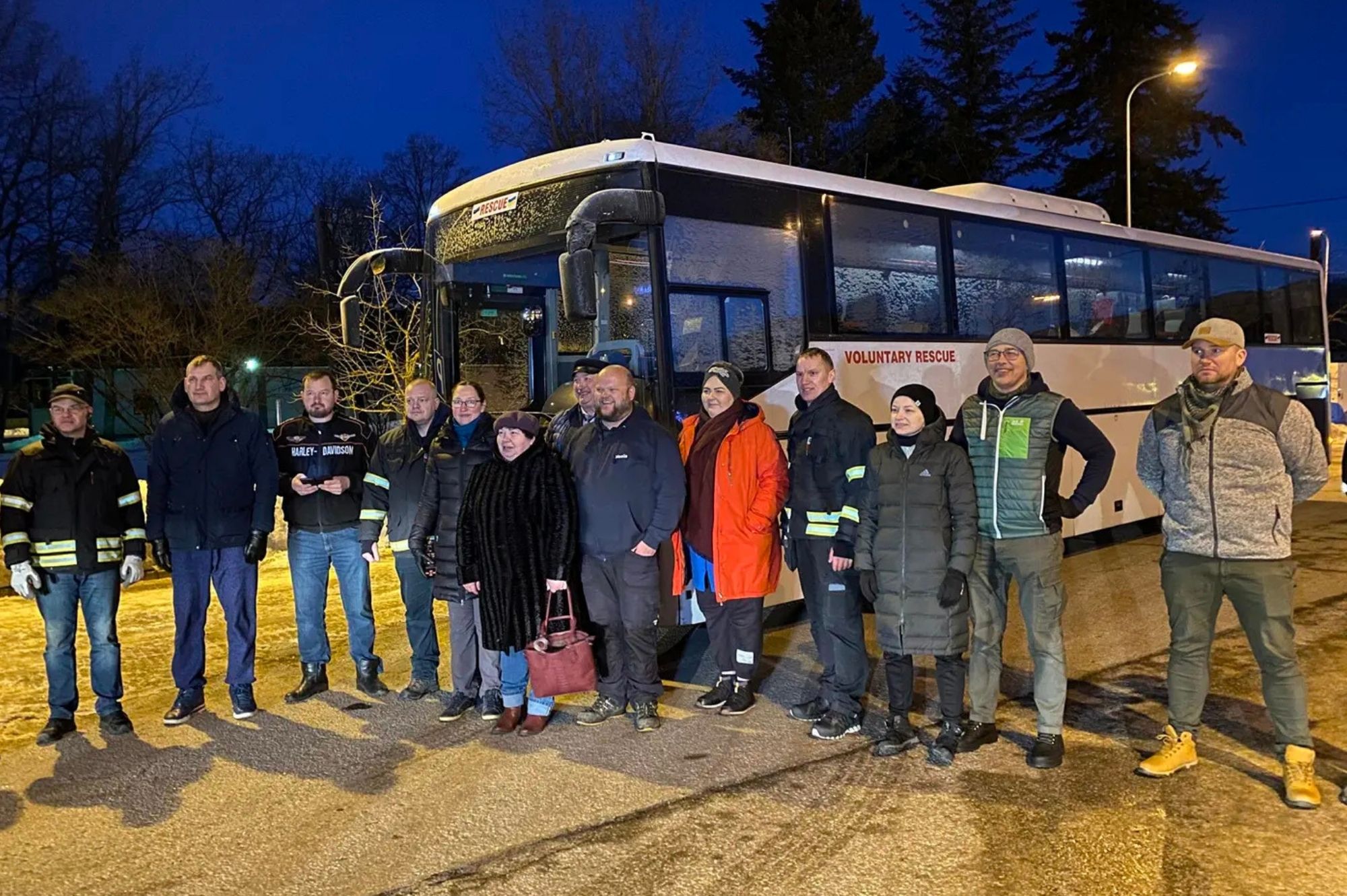 Двенадцать автобусов с гуманитарной помощью отправились сегодня из Тюри в Украину. Автор/Источник фото: сайт ERR.ee.